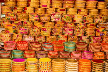 Hindistan 'ın Rajasthan, Rajasthan pazarındaki yerel bir dükkanda sergilenen Hindistan renkli bilezikler ve altın bilezikler veya kolluklar.
