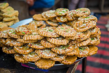 Geleneksel aromalı ve şam fıstıklı bir sürü Sohan Halva Hint tatlı şekeri, açık tereyağı veya desi ghee sokak pazarında dükkanın önünde sergileniyor.