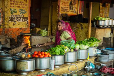 Jaipur, Rajasthan, Hindistan - 18 Haziran 2019: Yerel bir dhaba restoranında çitati esmer ekmeği hazırlayan Hintli kadın, serbest çalışan aşçı ve kadın güçlendirme konsepti
