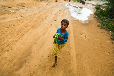 Hyderabad, Hindistan - 18 Haziran 2019: Zavallı çaresiz dilenci çocuk koşuyor ve turistlerden yiyecek ve para dileniyor, yoksulluk Hindistan 'ın en büyük sorunu..