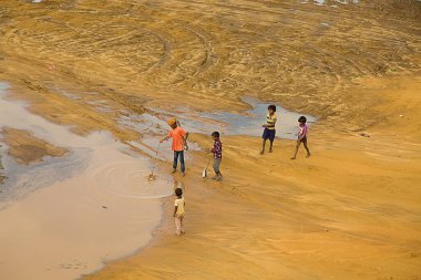 Jaisalmer, Rajasthan, Hindistan - 18 Haziran 2019: Çölden arta kalan suyu, su kıtlığını, kuraklığı ve kriz ortamını arayan çocuklar.