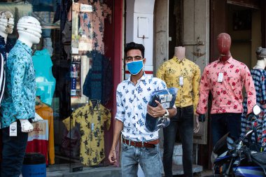 Jodhpur, Rajasthan, Hindistan - 20 Mayıs 2020: İnsanlar maskeli, dükkanlı olarak dışarı çıkıyor ve covid-19 salgınından kaynaklanan kısıtlamalardan sonra tekrar açılıyor, az bir güvenlik önlemiyle normal yaşamlarına geri dönüyorlar.