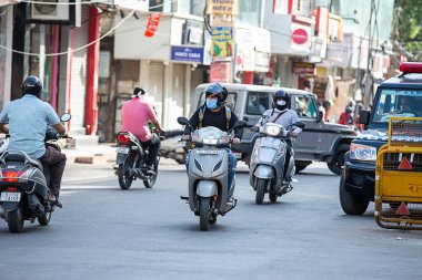 Jodhpur, Rajasthan, Hindistan - 20 Mayıs 2020: İnsanlar geliyor, yolda araba kullanıyorlar, kitleme kısıtlamalarından sonra pazar yeniden açılıyor covid-19 salgını, normal hayata geri dönüyor, trafik daha az.