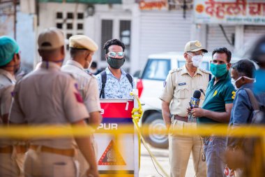 Jodhpur, Rajasthan, Hindistan - 20 Mayıs 2020: Medya kişi röportajı Polis ve güvenlik ve covid-19 önleme bölgesindeki mevcut durum hakkında güncelleme.