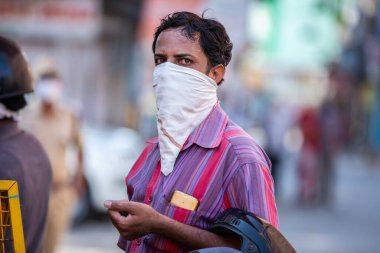 Jodhpur, Rajasthan, Hindistan - 20 Mayıs 2020: Hindistan 'da covid-19 pandemisi olan koronavirüsü korumak için mendil maskesi takan adam.