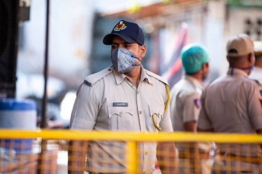 Jodhpur, Rajasthan, Hindistan - 20 Mayıs 2020: Polis ve güvenlik maskesi takan polis ve güvenlik, covid-19 önleme bölgesinin caddelerinde, Hindistan 'daki tecrit alanındaki sıcak nokta.