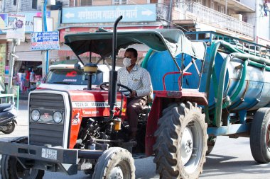 Jodhpur, Rajasthan, Hindistan - 20 Mayıs 2020: İnsanlar geliyor, Ulaşım, covid-19 salgınından kaynaklanan kısıtlamalardan sonra başladı, birkaç güvenlik önlemiyle normal hayata geri döndü.