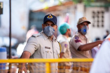 Jodhpur, Rajasthan, Hindistan - 20 Mayıs 2020: Polis ve güvenlik maskesi takan polis ve güvenlik, covid-19 önleme bölgesinin caddelerinde, Hindistan 'daki tecrit alanındaki sıcak nokta.