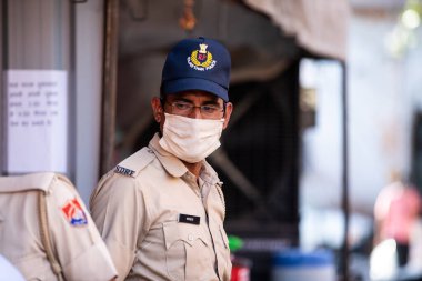 Jodhpur, Rajasthan, Hindistan - 20 Mayıs 2020: Polis ve güvenlik maskesi takan polis ve güvenlik, covid-19 önleme bölgesinin caddelerinde, Hindistan 'daki tecrit alanındaki sıcak nokta.