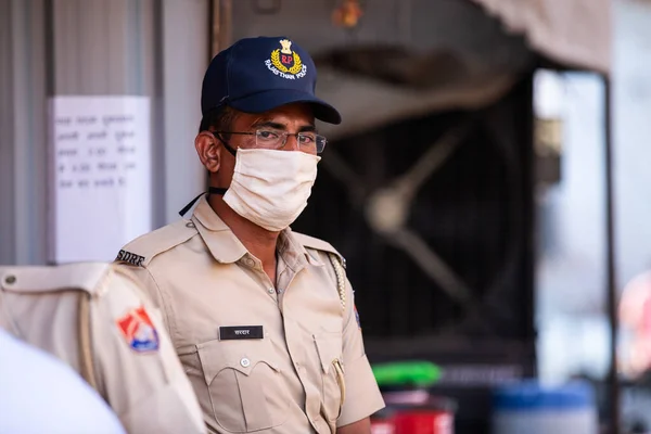 Jodhpur, Rajasthan, Hindistan - 20 Mayıs 2020: Polis ve güvenlik maskesi takan polis ve güvenlik, covid-19 önleme bölgesinin caddelerinde, Hindistan 'daki tecrit alanındaki sıcak nokta.