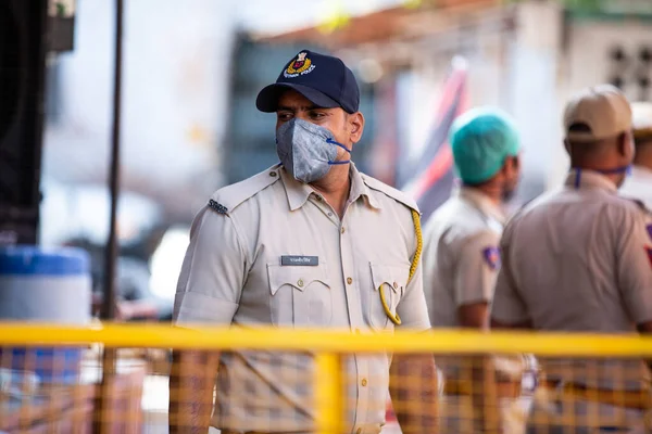 Jodhpur, Rajasthan, Hindistan - 20 Mayıs 2020: Polis ve güvenlik maskesi takan polis ve güvenlik, covid-19 önleme bölgesinin caddelerinde, Hindistan 'daki tecrit alanındaki sıcak nokta.