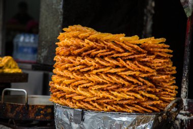 Bol yağda kızartılmış Jalebi, yeni pişmiş geleneksel Hint tatlısı ya da Jalebi 'nin yerel markette sattığı tatlılar. - Görüntü