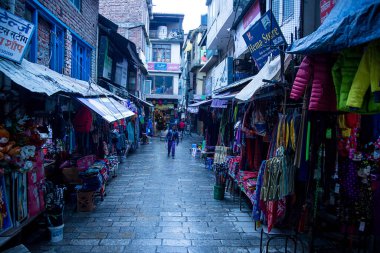 MANALI, HIMACHAL PRADSH, INDIA, 21 Ocak 2019: Hindistan alışveriş merkezi yolu, Manali - Görüntü