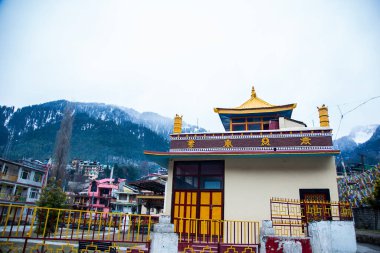 MANALI, HIMACHAL PRADSH, INDIA, 21 Ocak 2019 AVM yolu yakınlarındaki Budist tapınağının geniş açılı görüntüsü, Görüntü