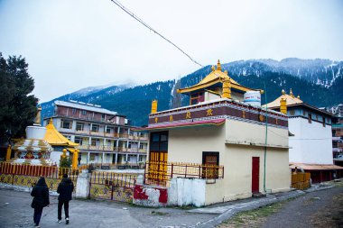 MANALI, HIMACHAL PRADSH, INDIA, 21 Ocak 2019: AVM yolu yakınlarındaki Budist tapınağının geniş açılı görünümü, Arka plan - Görüntü