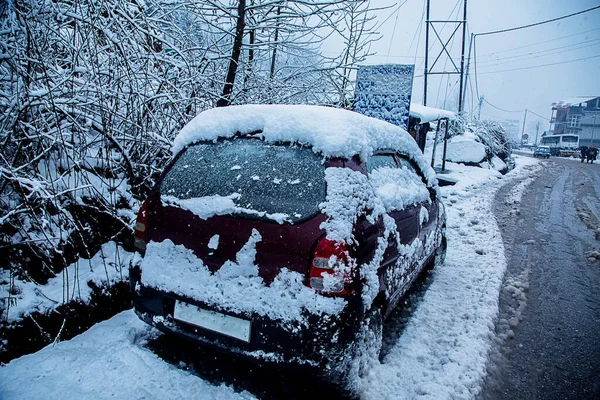 Coche Totalmente Cubierto Nieve Gruesa Vista Lateral Concepto Invierno Imagen —  Fotos de Stock