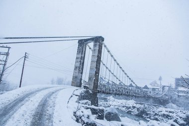 Köprü bir kış günü kar tabakasıyla kaplıdır, kar fırtınası - Görüntü
