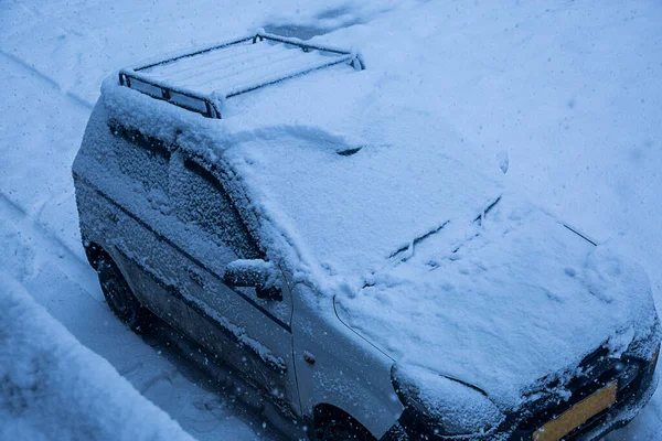 Araba Yoğun Karla Kaplı Yan Görüş Kış Konsepti Görüntü — Stok fotoğraf