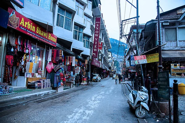 MANALI, HIMACHAL PRADSH, INDIA, 21 Ocak 2019: Manali 'deki alışveriş merkezi yolunun yakınındaki yerel el işi pazarı - Görüntü