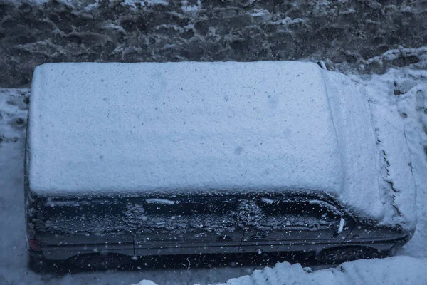 車の雪の厚い層で 上の角度で覆われた コンセプト 冬の天気と車の所有者の対決 — ストック写真