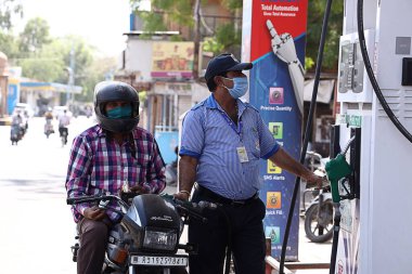 Jodhpur, Rajasthan, Hindistan - 20 Mayıs 2020: Gaz İstasyonu İşçisi Maske Takıyor Bisiklet İstasyonunda Benzin Dolduruluyor Kilitlenme Kısıtlamasından Sonra Covid-19 Salgınından dolayı, normal hayata geri dönüş