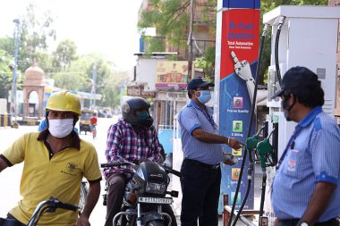 Jodhpur, Rajasthan, Hindistan - 20 Mayıs 2020: Yakıt ikmali için benzin istasyonuna gelen insanlar, Covid-19 salgınından kaynaklanan kısıtlamalar sonrası şehir yeniden açıldı, normal hayata geri döndü.