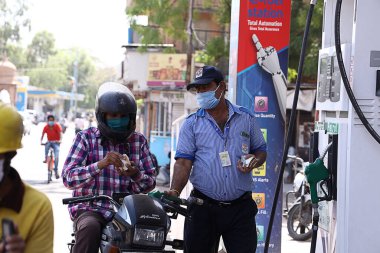 Jodhpur, Rajasthan, Hindistan - 20 Mayıs 2020: Gaz İstasyonu İşçisi Maske Takıyor Bisiklet İstasyonunda Benzin Dolduruluyor Kilitlenme Kısıtlamasından Sonra Covid-19 Salgınından dolayı, normal hayata geri dönüş