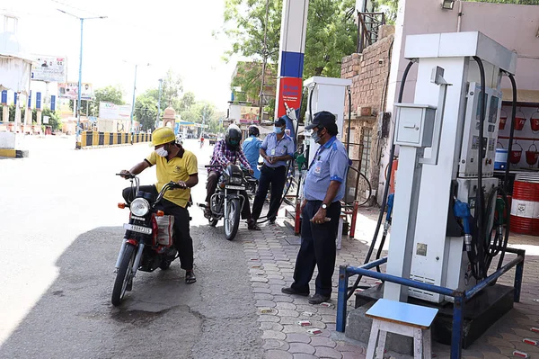 Jodhpur, Rajasthan, Hindistan - 20 Mayıs 2020: Yakıt ikmali için benzin istasyonuna gelen insanlar, Covid-19 salgınından kaynaklanan kısıtlamalar sonrası şehir yeniden açıldı, normal hayata geri döndü.