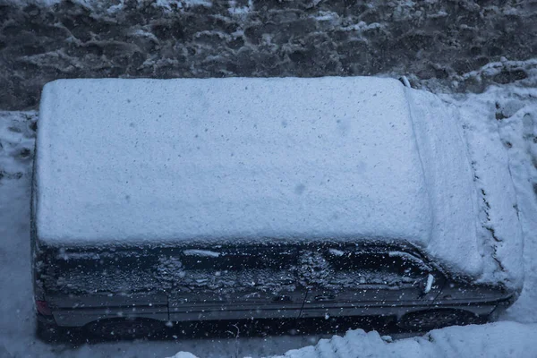 Coche Cubierto Con Una Gruesa Capa Nieve Ángulo Superior Concepto —  Fotos de Stock