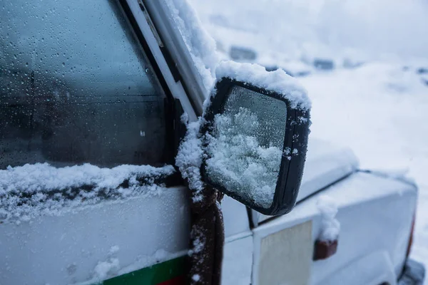 Samochód Pokryty Śniegiem Strzał Bliska Koncepcja Zimowa Pogoda Obraz — Zdjęcie stockowe