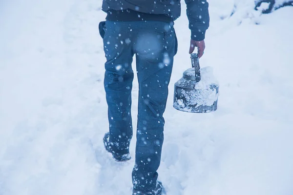 Hombre Caminando Nieve Pesada Sosteniendo Olla Acero Grande Vintage Condiciones — Foto de Stock