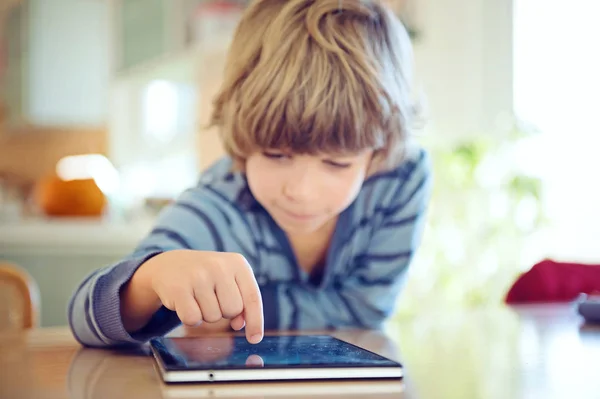 Niño Pequeño Usando Tableta Digital Enfoque Selectivo Dedo Del Niño — Foto de Stock