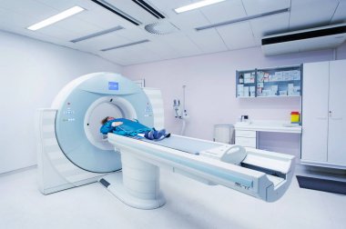 Kadın hasta CT - bilgisayarlı tomografi hastanede. Hayati organları kapsayacak şekilde hasta giyen kurşun önlük.