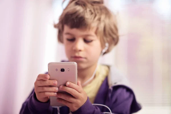 Niño Sentado Cama Escuchando Música Smartphone Enfoque Selectivo — Foto de Stock