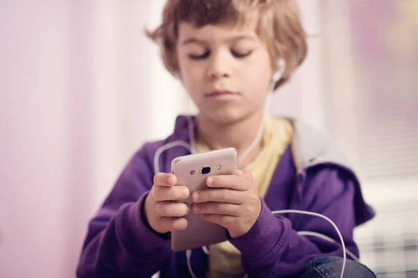 Niño Sentado Cama Escuchando Música Teléfono Inteligente — Foto de Stock