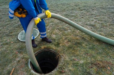 Ev septik tank boşaltma. Çamur septik sistemi Temizleme.