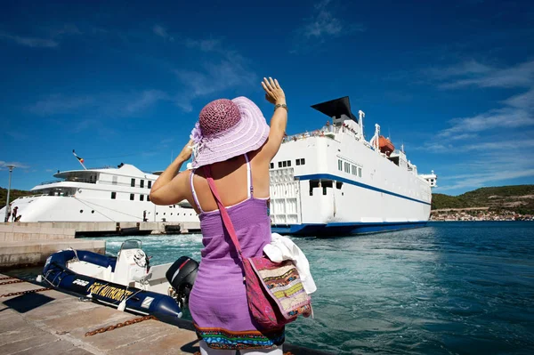 Donna Con Cappello Che Saluta Nave Che Lascia Porto — Foto Stock