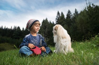 Onun en iyi arkadaşı olan küçük çocuk