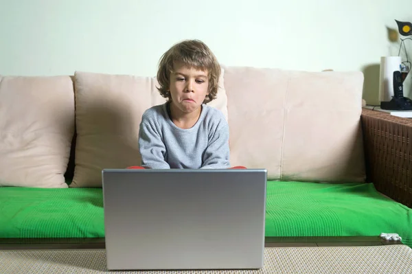 Mały Chłopiec Kanapie Nudzić Oglądając Bajki Laptopie — Zdjęcie stockowe
