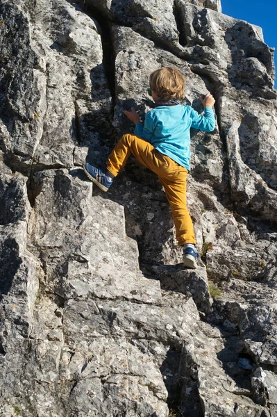 Kleiner Junge Klettert Eine Felswand Hinauf Aktivitäten Und Erholung Freien — Stockfoto