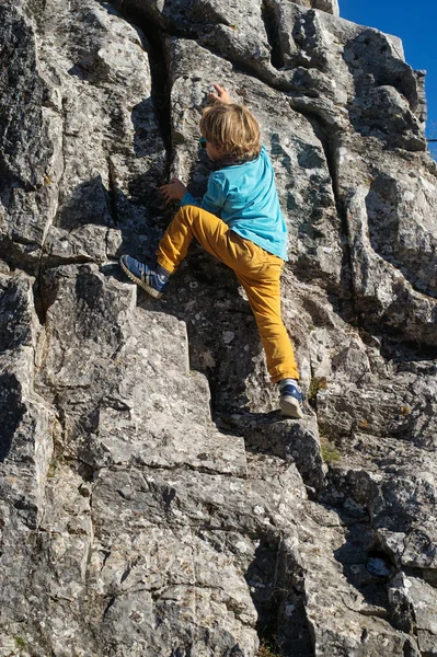 Kleiner Junge Klettert Auf Felsen Herausforderung Konfrontation Und Erfolgskonzept — Stockfoto