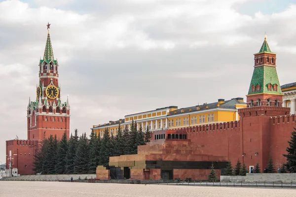 Ryssland Moskva Kreml Röda Torget Spasskaya Tornet Och Mausoleum — Stockfoto