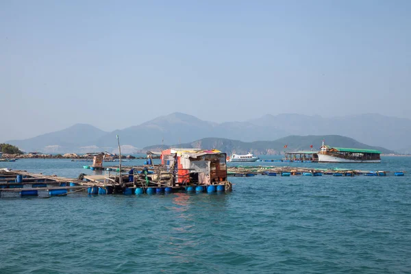 Deniz kenarındaki ev ve Vietnam 'daki balıkçılar.