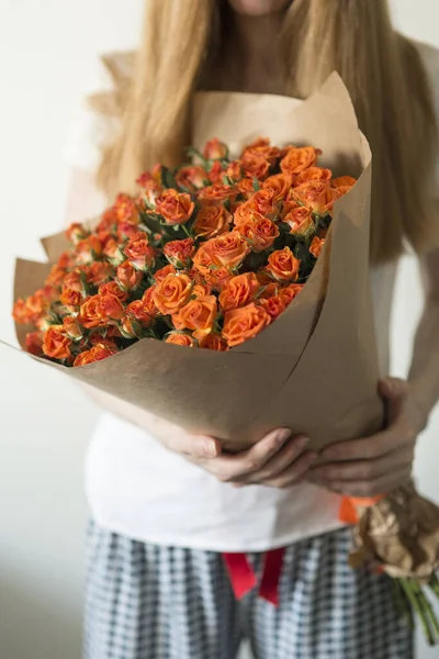 Grande Mazzo Belle Rose Arancioni Mano Alla Ragazza — Foto Stock