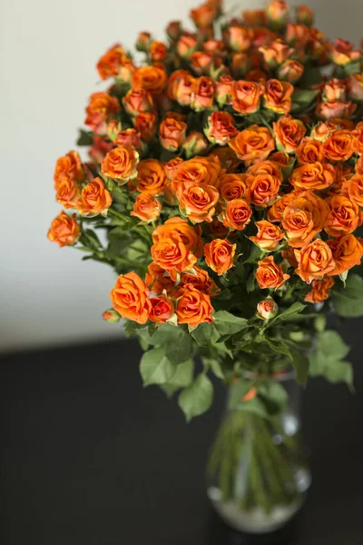 Gran Ramo Rosas Naranjas Hermosas Jarrón Transparente Sobre Mesa —  Fotos de Stock