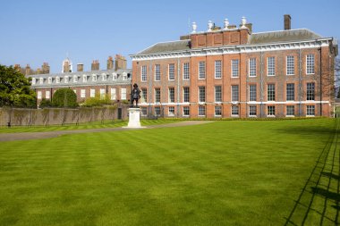 Çok hoş binanın büyük yeşil bahçe