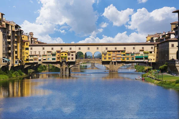 İtalya Floransa Ponte Vecchio manzaralı büyük gökyüzü ve yansıma Nehri üzerinde