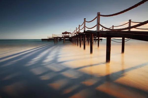 Türkiye'nin Antalya iskele günbatımı uzun pozlama gölge