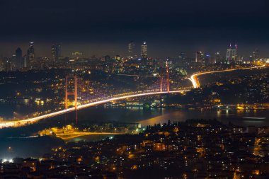 Türkiye'de Istanbul Boğaziçi Köprüsü gece panoramik fotoğraf