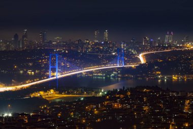 Türkiye'de Istanbul Boğaziçi Köprüsü gece panoramik fotoğraf